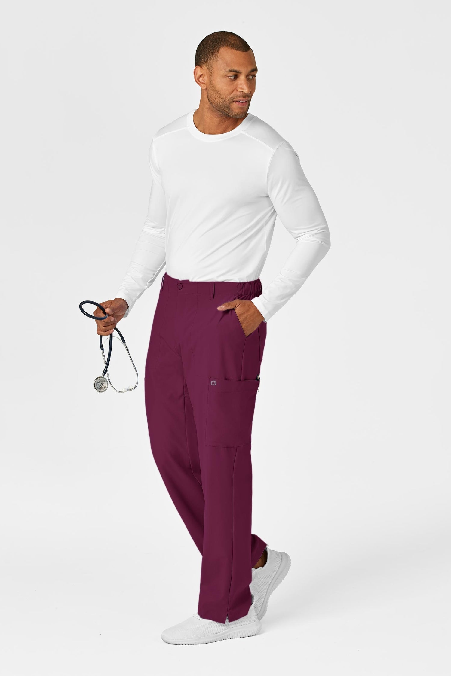 Pantalon bordeaux associé à une chemise blanche pour une tenue médicale complète